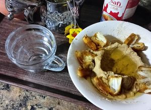 صورة لوصفة زميطة بالزيت الزيتون مع التمر والشاي وحليب عشاء خفيف