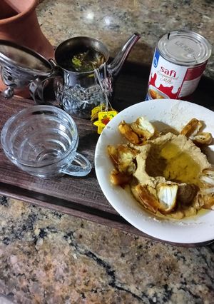 صورة لوصفة زميطة بالزيت الزيتون مع التمر والشاي وحليب عشاء خفيف