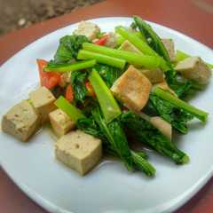 A picture of Sayur sawi oseng tahu.