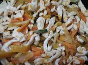 Una foto de wok con tomate