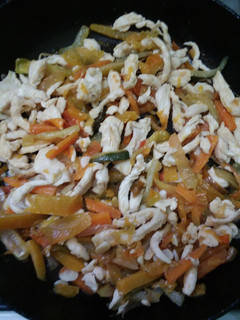 Una foto de Wok de pollo con verduras