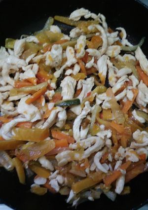 Una foto de Wok de pollo con verduras