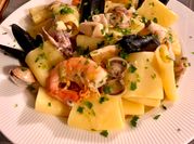 Una foto di paccheri ai frutti di mare