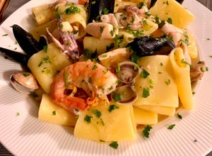 Foto di Paccheri allo scoglio in bianco