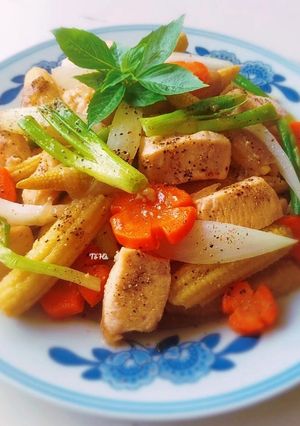 Hình của món Ức GÀ xào bắp non.