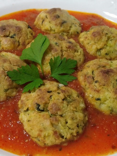 Una foto de Albóndigas de calabacín con salsa de tomate casero