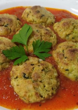 Foto principal de Albóndigas de calabacín con salsa de tomate casero