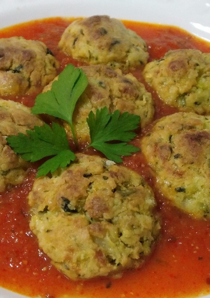 Una foto de Albóndigas de calabacín con salsa de tomate casero
