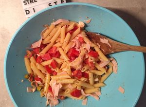 Foto di 104👩🏻‍🍳 Insalata di Pasta con Arrosto di Tacchino, Pomodoro, Mozzarella e Olive