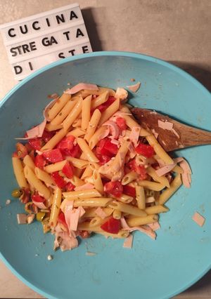 Foto di 104👩🏻‍🍳 Insalata di Pasta con Arrosto di Tacchino, Pomodoro, Mozzarella e Olive