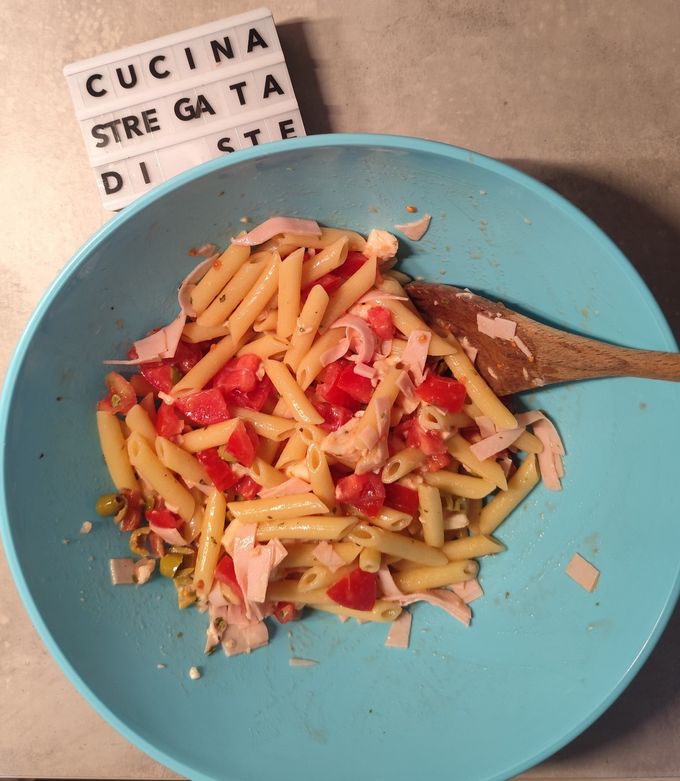 Foto di 104👩🏻‍🍳 Insalata di Pasta con Arrosto di Tacchino, Pomodoro, Mozzarella e Olive