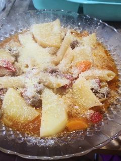 Una foto de Guiso de verduras con fideos y carne para mi hijo