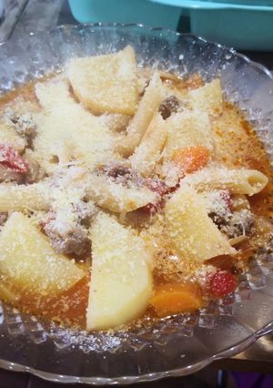 Una foto de Guiso de verduras con fideos y carne para mi hijo