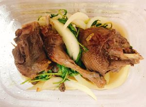 Hình của món Chim bồ câu xào rau răm em bé.