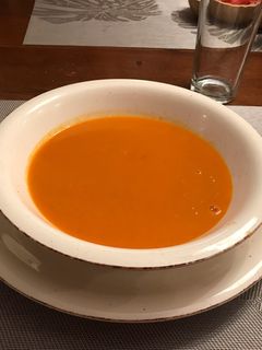 Una foto de Crema de tomates y apio