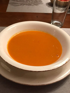 Una foto de Crema de tomates y apio