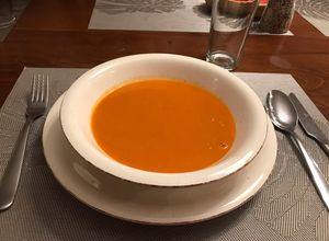 Una foto de Crema de tomates y apio