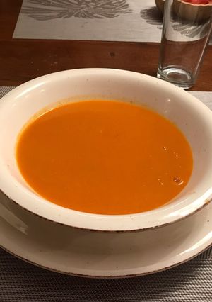Una foto de Crema de tomates y apio