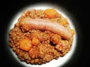 Une photo de lentilles lardon