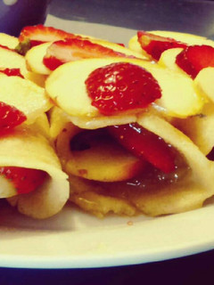 Una foto de Creps de avena rellenos de manzana y frutillas