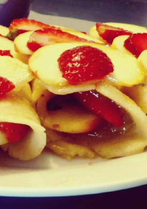 Una foto de Creps de avena rellenos de manzana y frutillas