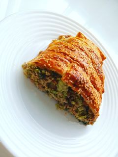 O poză a rețetei Ruladă cu broccoli, carne tocată de pui și cremă de brânză.