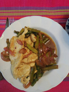 Una foto de Pechugas al limón y miel con trigueros y cebolla morada