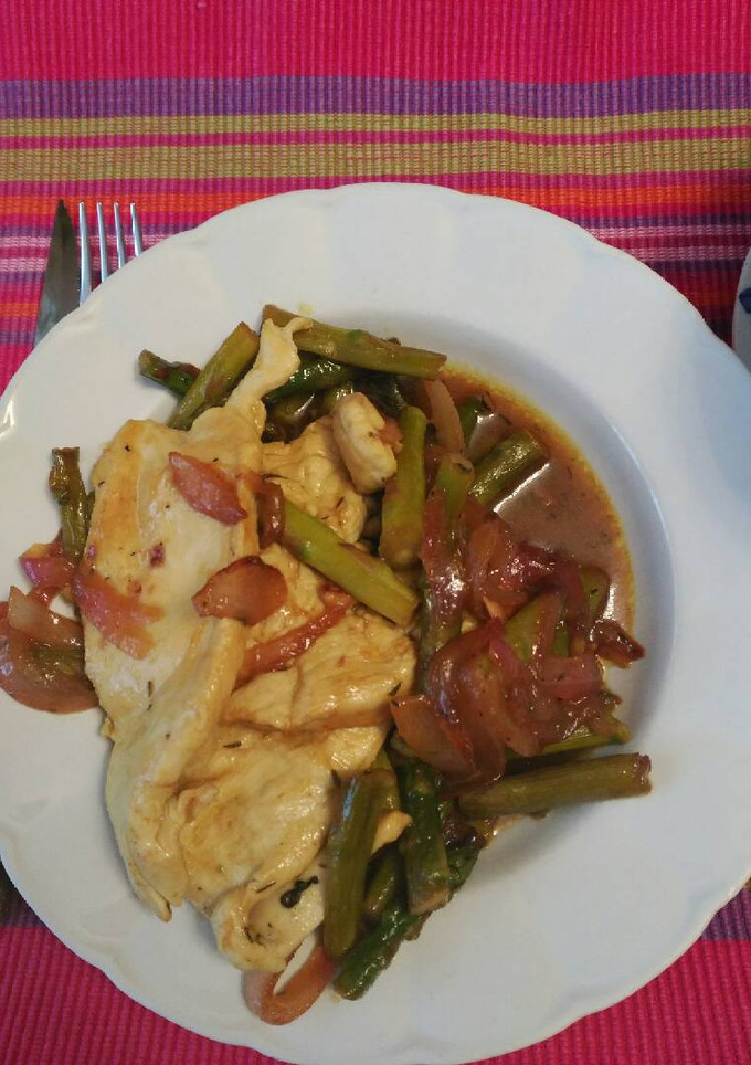 Una foto de Pechugas al limón y miel con trigueros y cebolla morada