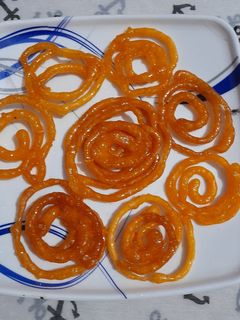 इंस्टेंट जलेबी(INSTANT JALEBI RECIPE IN HINDI) रेसिपी मुख्य फोटो