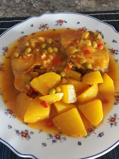 Una foto de Guiso de merluza con patatas.