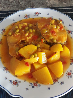 Una foto de Guiso de merluza con patatas.