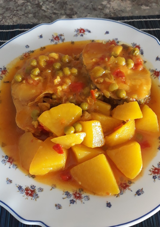 Una foto de Guiso de merluza con patatas.