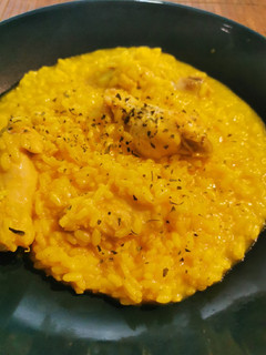 Una foto de Arroz amarillo con pollo