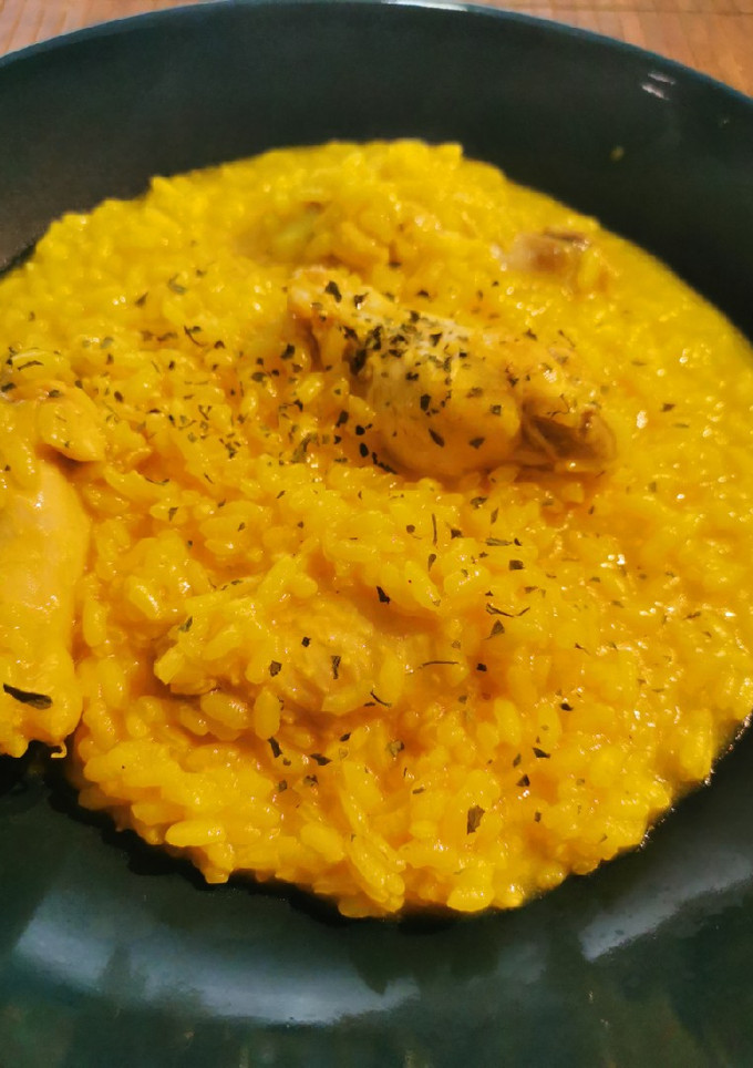 Una foto de Arroz amarillo con pollo
