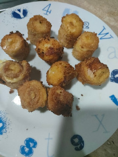 Una foto de Canapé mini rollitos de bacon y queso