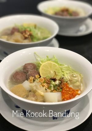 A picture of Mie Kocok Bandung.