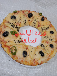 صورة لوصفة بيتزا بعجينة منكهة