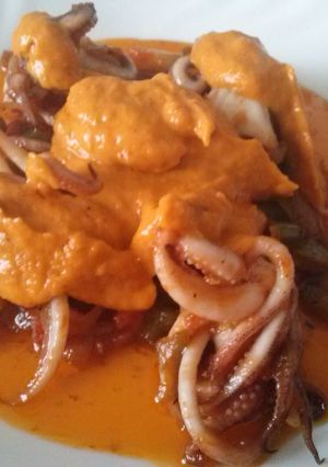 Foto principal de Patas de calamar con sofrito