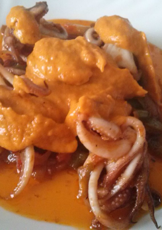 Una foto de Patas de calamar con sofrito