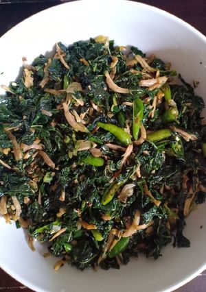 Foto resep Oseng daun singkong campur teri
