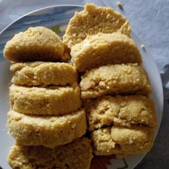 A picture of Yellow maize ugali.