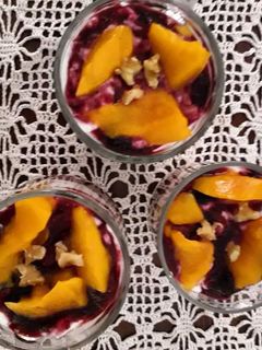 Una foto de Bondad de yogurt con mermelada y mango