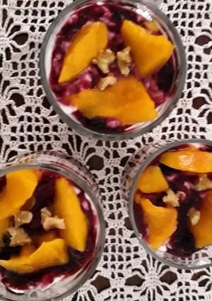 Una foto de Bondad de yogurt con mermelada y mango