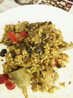 Una foto de Paella de verduras y costillar