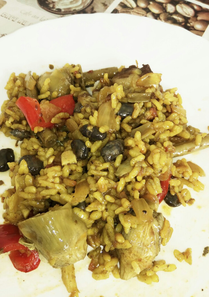 Una foto de Paella de verduras y costillar
