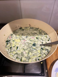 Una foto de Sopa fría blanca u Okroshka