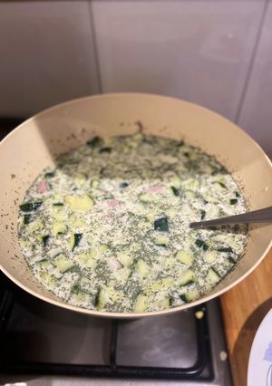 Una foto de Sopa fría blanca u Okroshka
