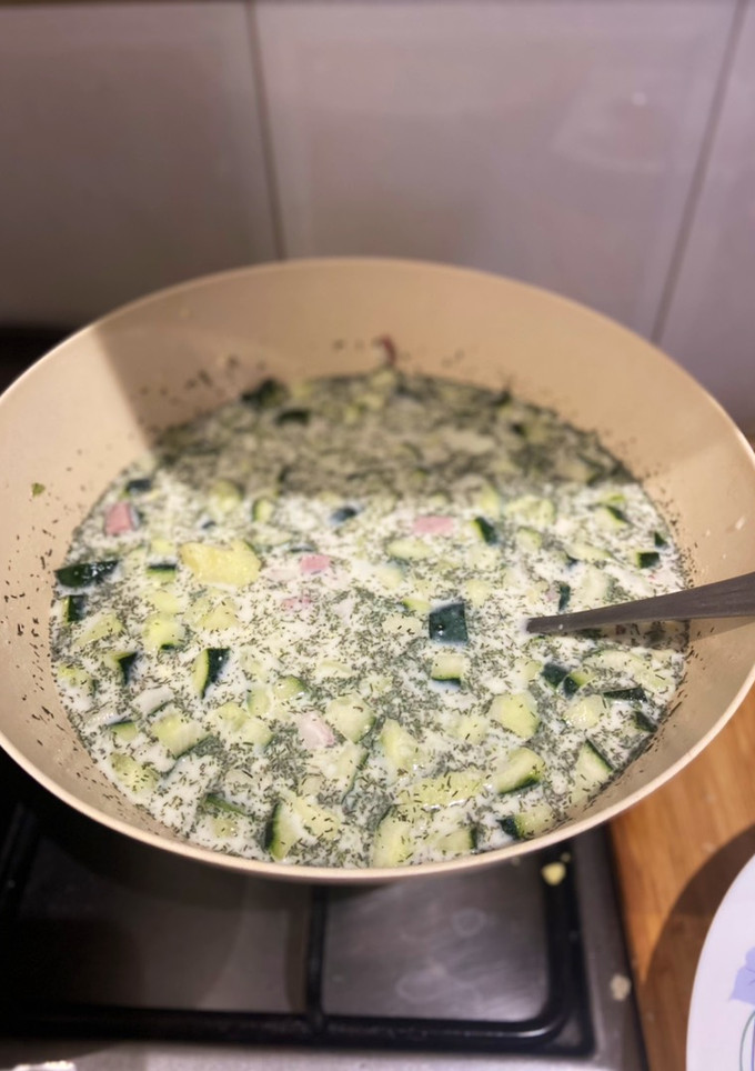Una foto de Sopa fría blanca u Okroshka
