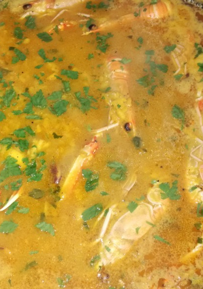 Una foto de Arroz caldoso con calamares y cigalas