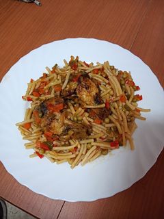 Una foto de Fideos con jamoncitos de pollo y verduras